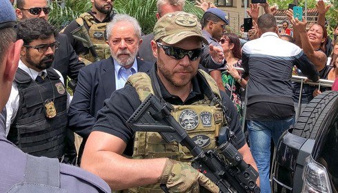Lula foi proibido de ser fotografado e filmado (algo impossível, como ficou patente, pois imagens e vídeos foi o que não faltou, claro), além de ser impedido de falar com as pessoas no percurso do velório